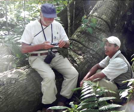 Erik et son guide se repose sur une grande racine